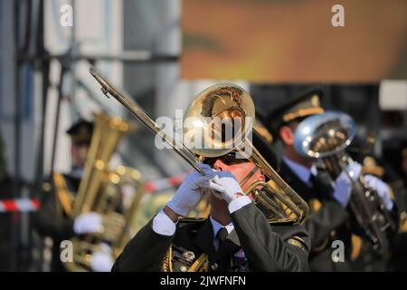 Kiew, Ukraine - 24. august 2021: Militärkapelle spielt am Unabhängigkeitstag der Ukraine in Kiew Trompete Stockfoto
