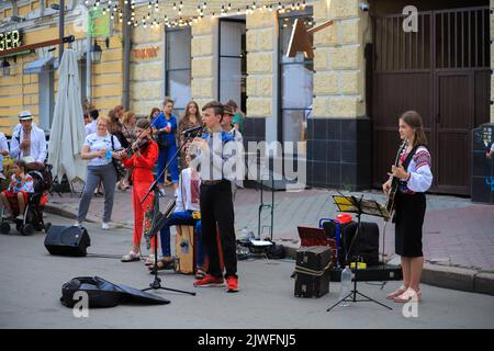 Kiew, Ukraine - 24. august 2021: Ukrainische Straßenmusiker spielen auf der Straße in Kiew Stockfoto