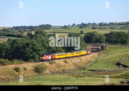 Powers by 2 Colas HST Power Cars der PLPR-Infrastrukturüberwachungszug Network Rail in der ländlichen Umgebung von Yorkshire bei Clapham Stockfoto