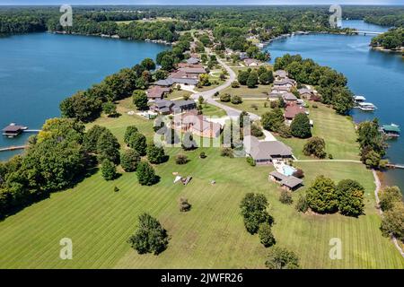 Luftaufnahme der Häuser am Shasteen Bend am wunderschönen Tims Ford Lake in Tennessee. Stockfoto