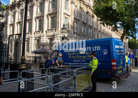 Fleisch, das am Tag der Ankündigung der Führung der konservativen Partei in der Downing Street eintrifft. Schweinefleischmärkte Konzept, Liz Truss Stockfoto