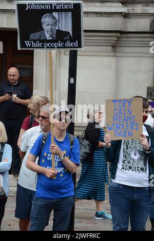 Das Tory Leadership Race kommt an den Kopf und Abgeordnete und Parteimitglieder versammeln sich am 5.. September 2022 im QEII Center in Westminster, um das Ergebnis zu hören. Stockfoto