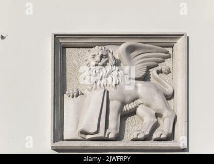 Vereinfachtes Relief des geflügelten Löwen des venezianischen Heiligen Markus mit einem Buch auf der alten Hauswand in Lviv, Ukraine Stockfoto