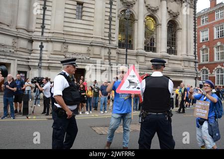 Das Tory Leadership Race kommt an den Kopf und Abgeordnete und Parteimitglieder versammeln sich am 5.. September 2022 im QEII Center in Westminster, um das Ergebnis zu hören. Stockfoto