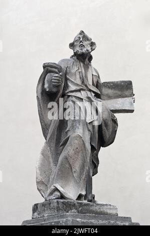 Statue mit Buch der lateinischen Kathedrale, auch bekannt als Kathedrale Basilika der Himmelfahrt in Lviv, Ukraine Stockfoto