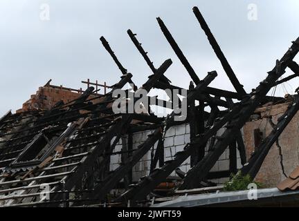 Ein abgebranntes Dach eines Hauses Stockfoto