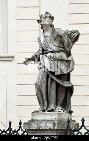 Statue mit geschlossenem Buch der lateinischen Kathedrale, auch bekannt als Kathedrale Basilika der Himmelfahrt in Lviv, Ukraine Stockfoto