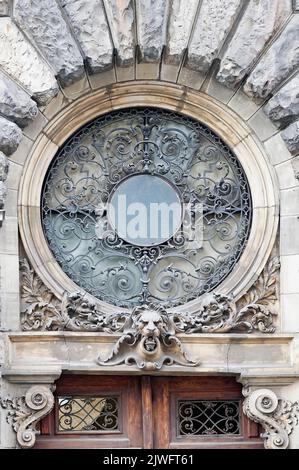 Detail der Fassade, Retro schmiedeeiserne Dekoration über dem Eingang in Lviv, Ukraine Stockfoto