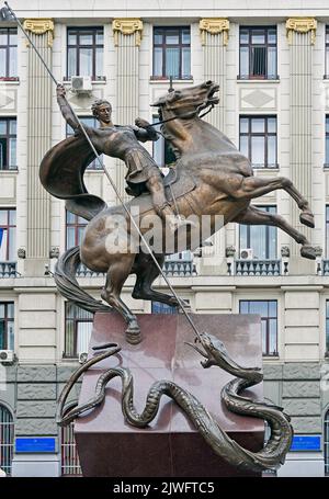 Reiterdenkmal für den Heiligen Georg, der den Drachen in Lviv, Ukraine, tötete Stockfoto