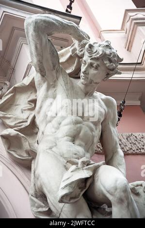 Die Atlas-Statue des Hauses der Wissenschaftler Gebäude in Lviv Ukraine Stockfoto