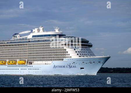 Die Hymne of the Seas fährt kurz nach dem Verlassen des Hafens von Southampton an Calshot vorbei. Stockfoto