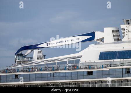 Die Hymne of the Seas fährt kurz nach dem Verlassen des Hafens von Southampton an Calshot vorbei. Stockfoto