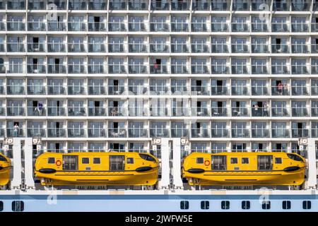 Die Hymne of the Seas fährt kurz nach dem Verlassen des Hafens von Southampton an Calshot vorbei. Stockfoto