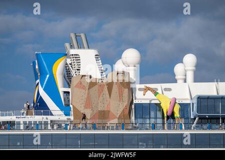 Die Hymne of the Seas fährt kurz nach dem Verlassen des Hafens von Southampton an Calshot vorbei. Stockfoto