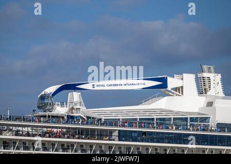 Die Hymne of the Seas fährt kurz nach dem Verlassen des Hafens von Southampton an Calshot vorbei. Stockfoto