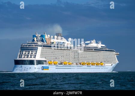 Die Hymne of the Seas fährt kurz nach dem Verlassen des Hafens von Southampton an Calshot vorbei. Stockfoto