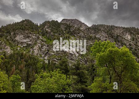 Eine malerische Landschaft aus steinigen Bergen an einem bewölkten Tag Stockfoto