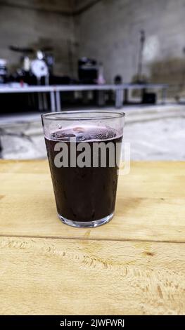 Detail des alkoholischen Getränks von Wein und Cola Stockfoto