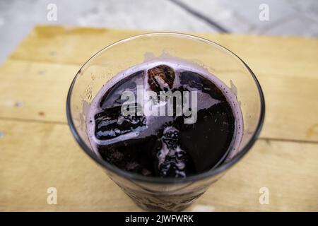 Detail des alkoholischen Getränks von Wein und Cola Stockfoto