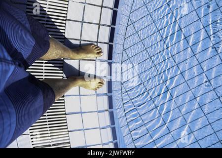 Detail der Füße der Frau in einem Pool, Sommerurlaub Stockfoto