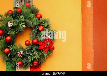 Weihnachtskranz-Dekorationen auf der Straße Stockfoto