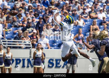 Annapolis, MD, USA. 3. September 2022. Der Pass außerhalb der Reichweite von Delaware Fightin Blue Hens Wide Receiver Michael Jackson (7) während des Spiels zwischen den Delaware Fightin' Blue Hens und den Navy Midshipmen spielte im Navy-Marine Corps Memorial Stadium in Annapolis, MD. Fotograf: Cory Royster. Kredit: csm/Alamy Live Nachrichten Stockfoto