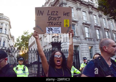 London, England, Großbritannien. 5. September 2022. Ein Protestler hält ein Schild mit der Aufschrift ''in Lizz we don't Truss''. Demonstranten versammeln sich vor der Downing Street, Teil der Kampagne „Don't Pay“ gegen massive Energiepreiserhöhungen, als Liz Truss die Rolle des Premierministers übernimmt. Mehr als 160.000 Menschen haben sich für die Kampagne angemeldet und werden ihre Lastschriften an Energieversorger am 1.. Oktober absagen, sofern die Preise nicht sinken. (Bild: © Vuk Valcic/ZUMA Press Wire) Stockfoto