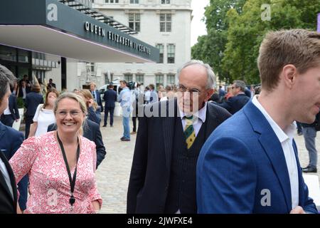 Das Tory Leadership Race kommt an den Kopf und Abgeordnete und Parteimitglieder versammeln sich am 5.. September 2022 im QEII Center in Westminster, um das Ergebnis zu hören. Stockfoto