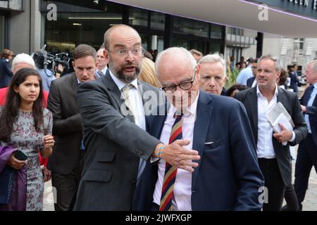 Das Tory Leadership Race kommt an den Kopf und Abgeordnete und Parteimitglieder versammeln sich am 5.. September 2022 im QEII Center in Westminster, um das Ergebnis zu hören. Stockfoto