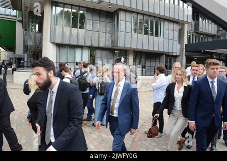 Das Tory Leadership Race kommt an den Kopf und Abgeordnete und Parteimitglieder versammeln sich am 5.. September 2022 im QEII Center in Westminster, um das Ergebnis zu hören. Stockfoto