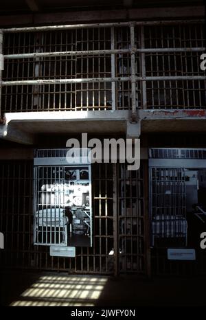 Alcatraz National Park, USA 6/1985. Alcatraz Island: Eine kleine Insel in der Bucht von San Francisco, 1,25 Meilen (2,01 km) vor der Küste von San Francisco, Kalifornien, USA. Mitte des 19.. Jahrhunderts war Alcatraz ein Leuchtturm, eine militärische Festung und ein Militärgefängnis. Im Jahr 1934 wurde die Insel in ein Bundesgefängnis, Alcatraz Federal Penitentiary, umgewandelt. Die Bucht von San Francisco hat starke Strömungen rund um die Insel und die kalten Wassertemperaturen machten eine Flucht fast unmöglich. Das Gefängnis wurde zu einem der berüchtigtsten in der amerikanischen Geschichte. Das Gefängnis schloss 1963 und die Insel ist heute ein wichtiger Tourist Stockfoto