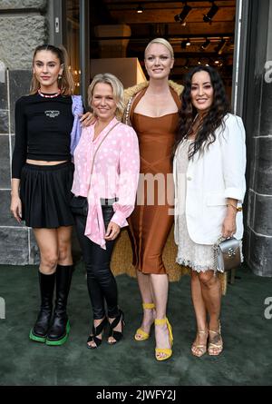Berlin, Deutschland. 05. September 2022. Stefanie Giesinger (l-r), Nova Meierhenrich und Franziska Knuppe kommen anlässlich der Berlin Fashion Week zur Mercedes-Benz Creators Night der Mercedes-Benz Fashion Week im Telegrafenamt. Die Berlin Fashion Week vereint mehrere Veranstaltungen unter einem Dach. Kredit: Britta Pedersen/dpa/Alamy Live Nachrichten Stockfoto