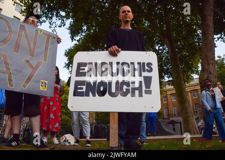 London, England, Großbritannien. 5. September 2022. Ein Protestler hält ein Schild mit dem Namen „genug ist genug“. Demonstranten versammelten sich vor der Downing Street, Teil der Kampagne „Don't Pay“ gegen massive Energiepreiserhöhungen, als Liz Truss die Rolle des Premierministers übernimmt. Über 160.000 Menschen haben sich für die Kampagne angemeldet und werden ihre Zahlungen an Energieversorger am 1.. Oktober kündigen, wenn die Preise nicht sinken. (Bild: © Vuk Valcic/ZUMA Press Wire) Stockfoto