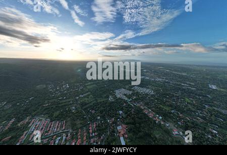 Breites Panorama auf der grünen Stadt Managua Luftdrohne Ansicht Stockfoto