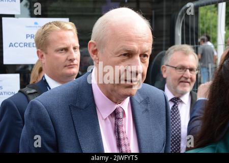 Das Tory Leadership Race kommt an den Kopf und Abgeordnete und Parteimitglieder versammeln sich am 5.. September 2022 im QEII Center in Westminster, um das Ergebnis zu hören. Stockfoto