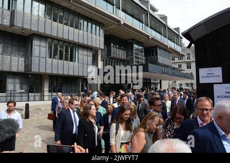 Das Tory Leadership Race kommt an den Kopf und Abgeordnete und Parteimitglieder versammeln sich am 5.. September 2022 im QEII Center in Westminster, um das Ergebnis zu hören. Stockfoto