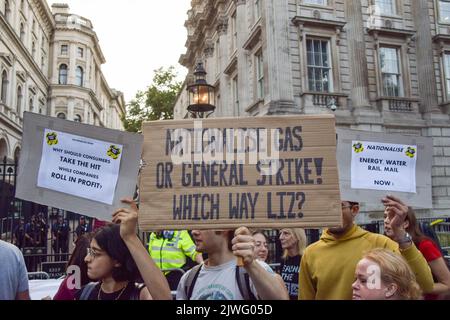 London, England, Großbritannien. 5. September 2022. Ein Protestler hält ein Zeichen, das die Verstaatlichung von Gas fordert. Demonstranten versammeln sich vor der Downing Street, Teil der Kampagne „Don't Pay“ gegen massive Energiepreiserhöhungen, als Liz Truss die Rolle des Premierministers übernimmt. Mehr als 160.000 Menschen haben sich für die Kampagne angemeldet und werden ihre Lastschriften an Energieversorger am 1.. Oktober absagen, sofern die Preise nicht sinken. (Bild: © Vuk Valcic/ZUMA Press Wire) Stockfoto