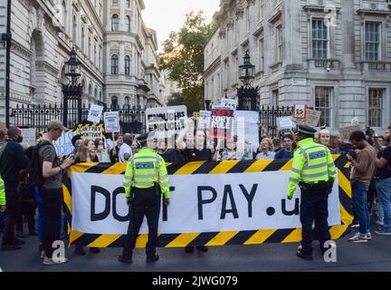 London, England, Großbritannien. 5. September 2022. Demonstranten versammeln sich vor der Downing Street, Teil der Kampagne „Don't Pay“ gegen massive Energiepreiserhöhungen, als Liz Truss die Rolle des Premierministers übernimmt. Mehr als 160.000 Menschen haben sich für die Kampagne angemeldet und werden ihre Lastschriften an Energieversorger am 1.. Oktober absagen, sofern die Preise nicht sinken. (Bild: © Vuk Valcic/ZUMA Press Wire) Stockfoto