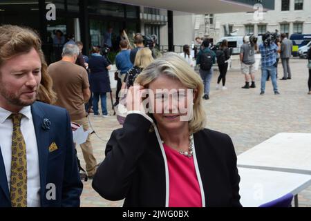 Das Tory Leadership Race kommt an den Kopf und Abgeordnete und Parteimitglieder versammeln sich am 5.. September 2022 im QEII Center in Westminster, um das Ergebnis zu hören. Stockfoto