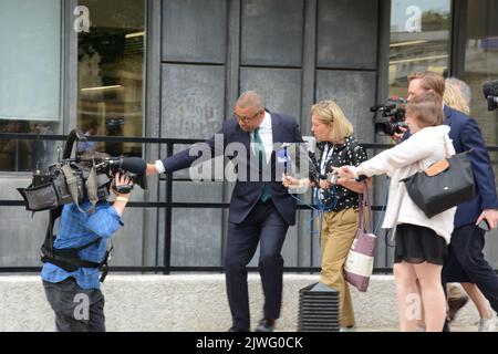 Das Tory Leadership Race kommt an den Kopf und Abgeordnete und Parteimitglieder versammeln sich am 5.. September 2022 im QEII Center in Westminster, um das Ergebnis zu hören. Stockfoto