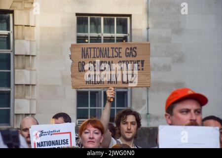 London, Großbritannien. 5.. September 2022. Demonstranten versammeln sich außerhalb der Downing Street als Teil der Kampagne „Don’t Pay“ gegen massive Energiepreiserhöhungen, während Liz Truss die Rolle des Premierministers übernimmt. Über 160.000 Menschen haben sich für die Kampagne angemeldet und werden ihre Zahlungen an Energieversorger am 1.. Oktober kündigen, wenn die Preise nicht sinken. Kredit: Vuk Valcic/Alamy Live Nachrichten Stockfoto