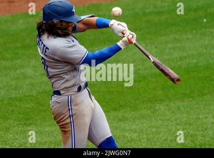 Baltimore, USA. 05. September 2022. BALTIMORE, MD - 05. SEPTEMBER: Toronto Blue Jays Shortstop Bo Bichette (11) trifft während eines MLB-Spiels zwischen den Baltimore Orioles und den Toronto Bluejays am 05 2022. September im Orioles Park in Camden Yards in Baltimore, Maryland, auf Hochs. (Foto von Tony Quinn/SipaUSA) Quelle: SIPA USA/Alamy Live News Stockfoto