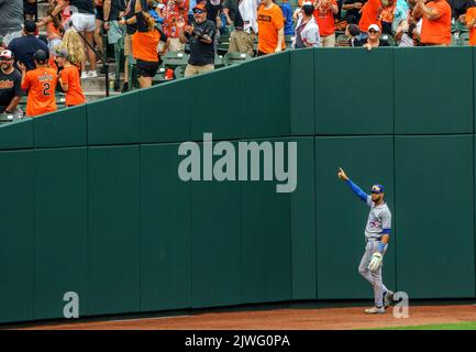 Baltimore, USA. 05. September 2022. BALTIMORE, MD – SEPTEMBER 05: Toronto Blue Jays Linksfeldspieler Lourdes Gurriel Jr. (13) zeigt auf, wo der Ball abging Baltimore Orioles Rechtsfeldspieler Anthony Santander (25) im achten Inning während eines MLB-Spiels zwischen den Baltimore Orioles und den Toronto Bluejays am 05 2022. September, Im Orioles Park in Camden Yards, in Baltimore, Maryland. (Foto von Tony Quinn/SipaUSA) Quelle: SIPA USA/Alamy Live News Stockfoto