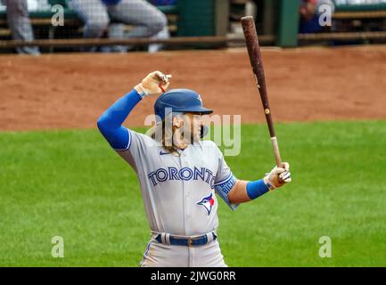 Baltimore, USA. 05. September 2022. BALTIMORE, MD - SEPTEMBER 05: Toronto Blue Jays Shortstop Bo Bichette (11) bereit für den Platz während eines MLB-Spiels zwischen den Baltimore Orioles und den Toronto Bluejays am 05 2022. September, im Orioles Park in Camden Yards, in Baltimore, Maryland. (Foto von Tony Quinn/SipaUSA) Quelle: SIPA USA/Alamy Live News Stockfoto