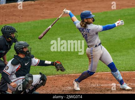 Baltimore, USA. 05. September 2022. BALTIMORE, MD - SEPTEMBER 05: Toronto Blue Jays Shortstop Bo Bichette (11) schwingt und verpasst während eines MLB-Spiels zwischen den Baltimore Orioles und den Toronto Bluejays am 05 2022. September im Orioles Park in Camden Yards in Baltimore, Maryland. (Foto von Tony Quinn/SipaUSA) Quelle: SIPA USA/Alamy Live News Stockfoto