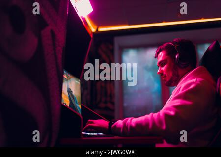 Kerl spielt Gaming-Spiel auf dem Computer im Game Club. Stockfoto