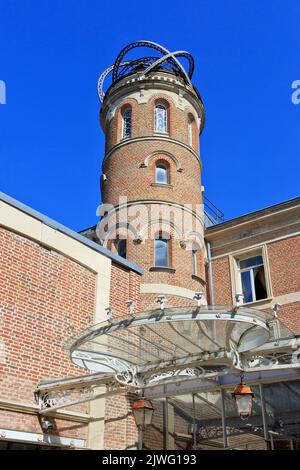 Fassade der ehemaligen Residenz (heute Museum) des französischen Schriftstellers Jules Verne (1828-1905) in Amiens (Somme), Frankreich Stockfoto