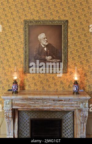 Gerahmtes Foto des meistverkauften französischen Autors Jules Verne (1828-1905) in seinem ehemaligen Wohnhaus in Amiens (Somme), Frankreich Stockfoto