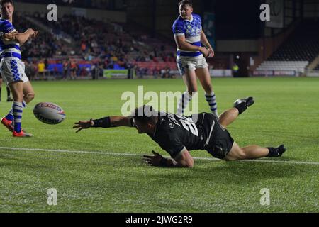 DCBL Stadium, Widnes, England. 5.. September 2022. Betfred Championship, Widnes Vikings gegen Halifax Panthers; Callum Field kommt dem Tor für Widnes, Betfred Championship-Spiel zwischen Widnes Vikings und Halifax Panthers in quälender Nähe Kredit: MARK PERCY/Alamy Live News Stockfoto