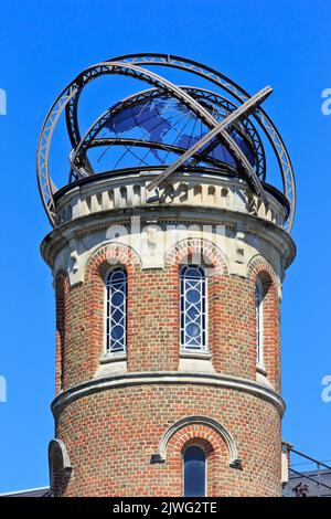 Fassade der ehemaligen Residenz (heute Museum) des französischen Schriftstellers Jules Verne (1828-1905) in Amiens (Somme), Frankreich Stockfoto